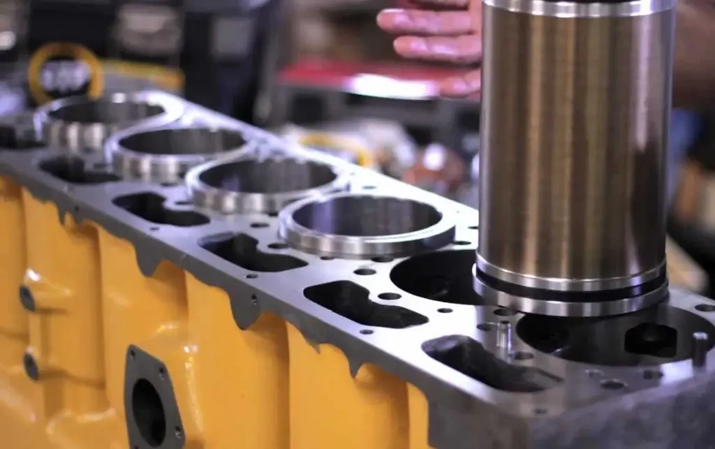 Cylinder Liner (Buring) dipasang pada blok mesin